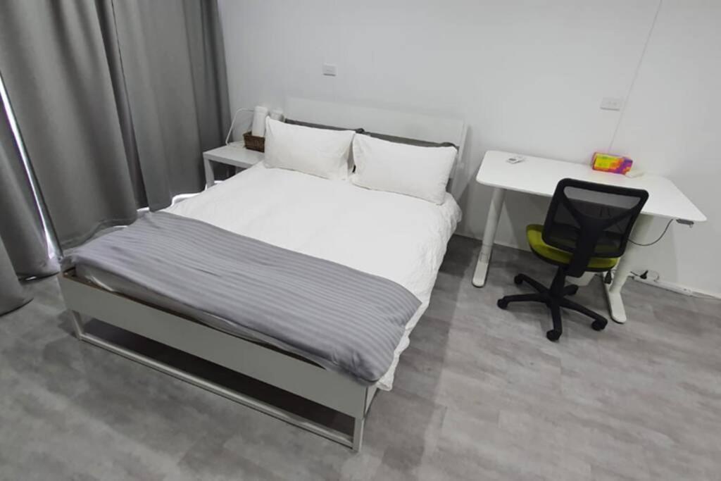 Dana-Spacious Private Room In Shared 2-Bedroom Apartment-1 Canberra Exterior photo
